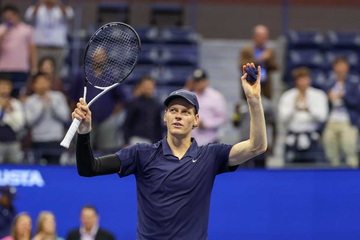 Jannik Sinner saluta i tifosi alzando le braccia