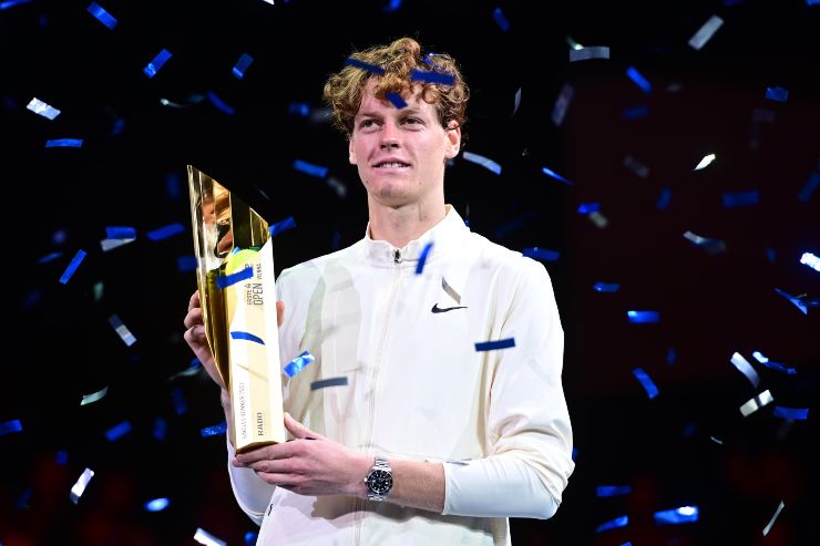 Jannik Sinner con il trofeo dell'ATP di Vienna