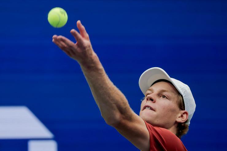Jannik Sinner lancia la pallina per il servizio