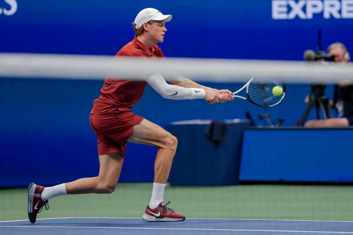 Sinner colpisce la pallina in campo