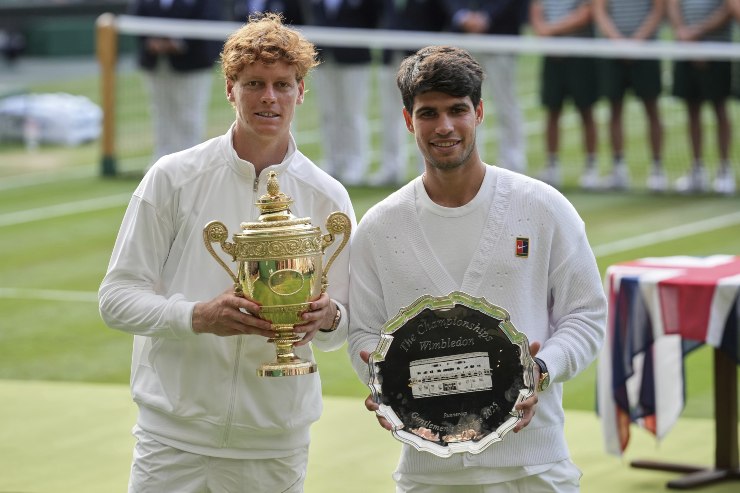 Jannik Sinner e Carlos Alcaraz alla premiazione di Wimbledon