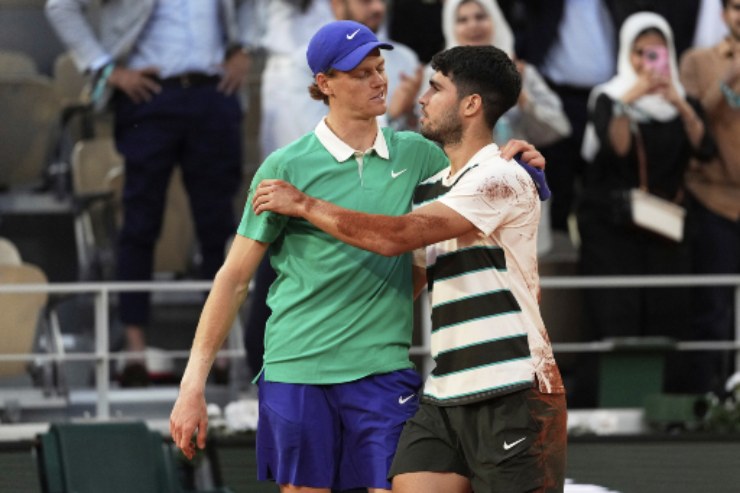 Sinner e Alcaraz, l'abbraccio al Roland Garros