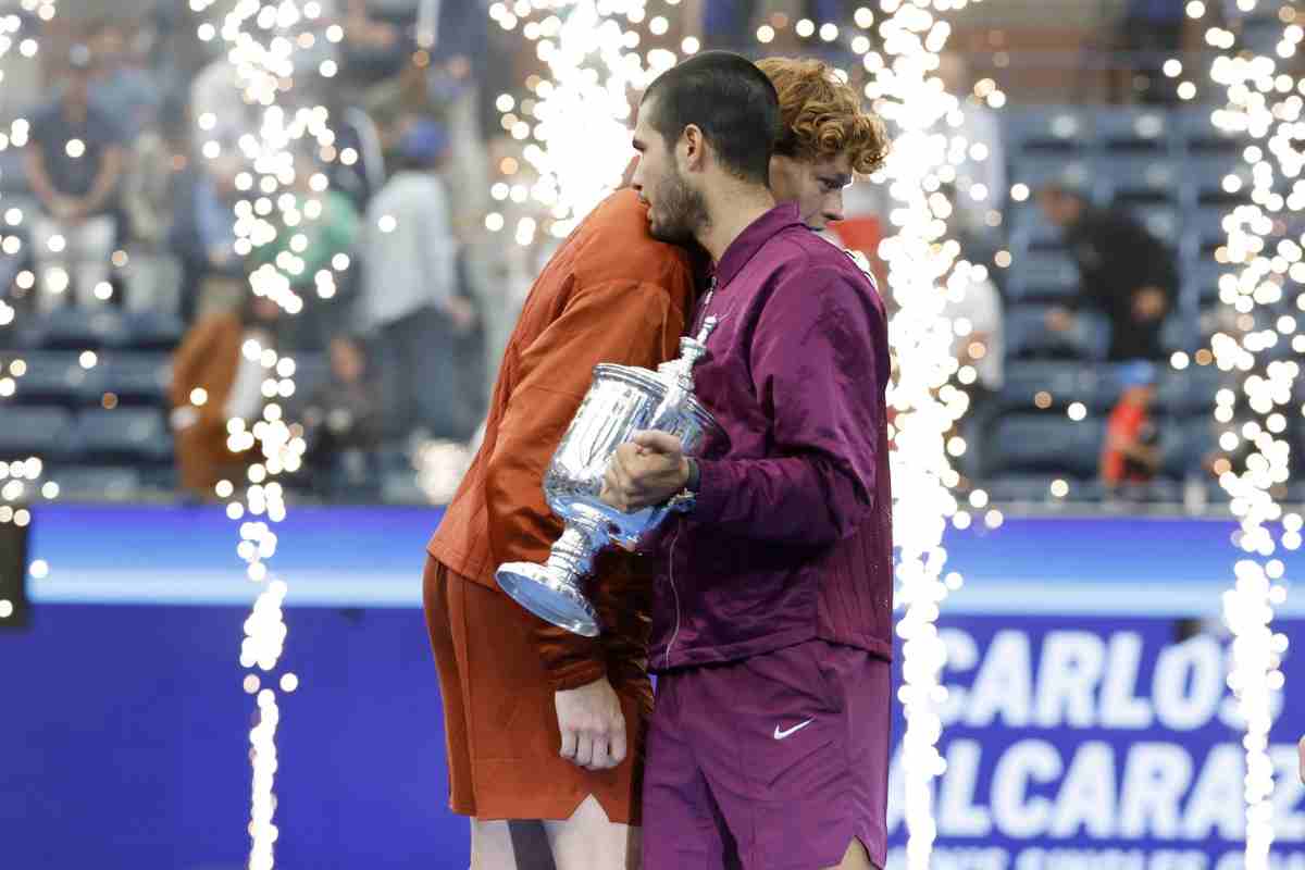 Jannik Sinner e Carlos Alcaraz si abbracciano dopo la finale 