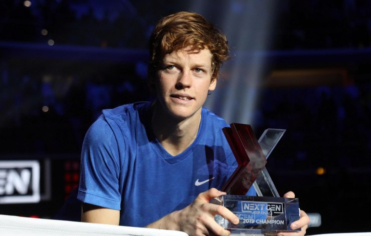Un giovanissimo Jannik Sinner col trofeo della Next Gen