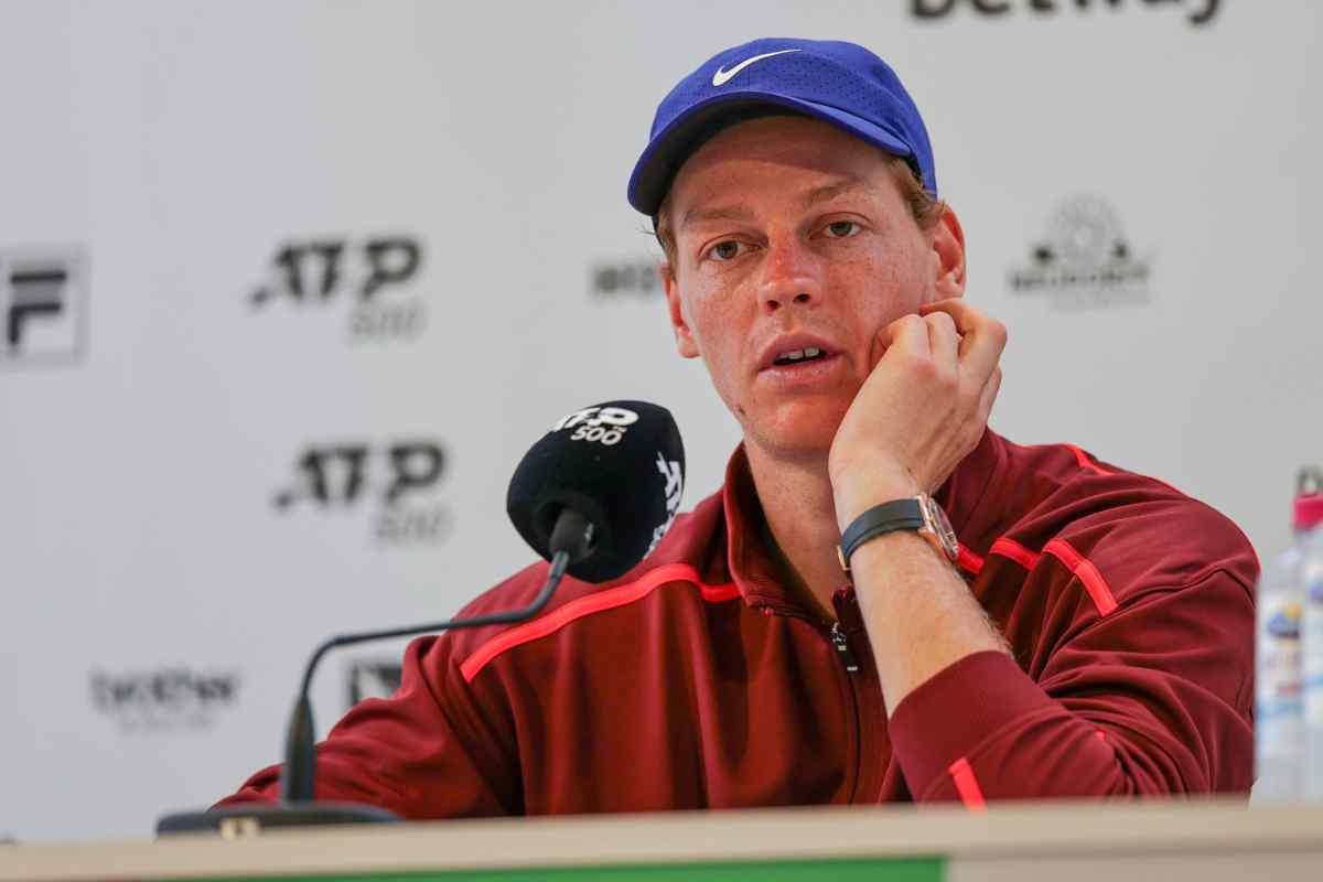 Jannik Sinner durante una conferenza stampa