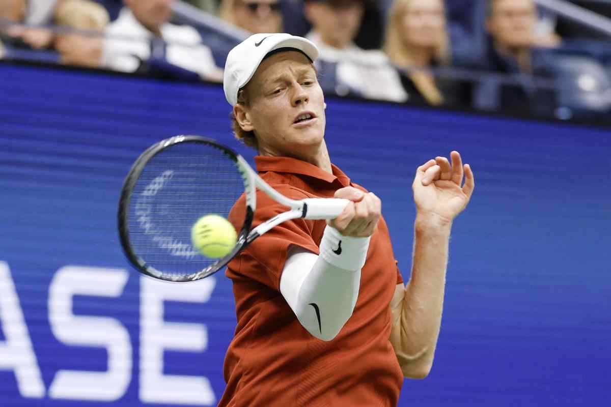 Jannik Sinner colpisce la pallina di dritto durante la finale contro Alcaraz agli US Open