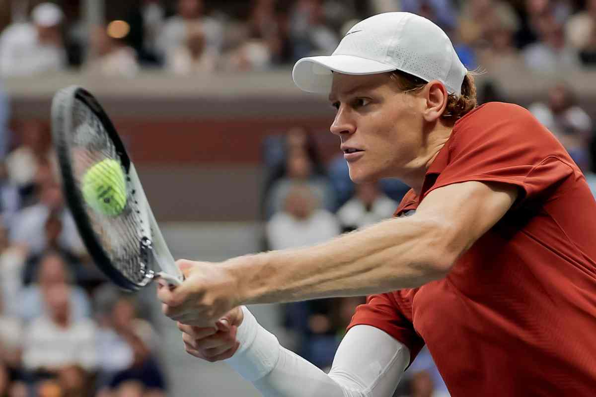 Jannik Sinner colpisce la pallina di rovescio 