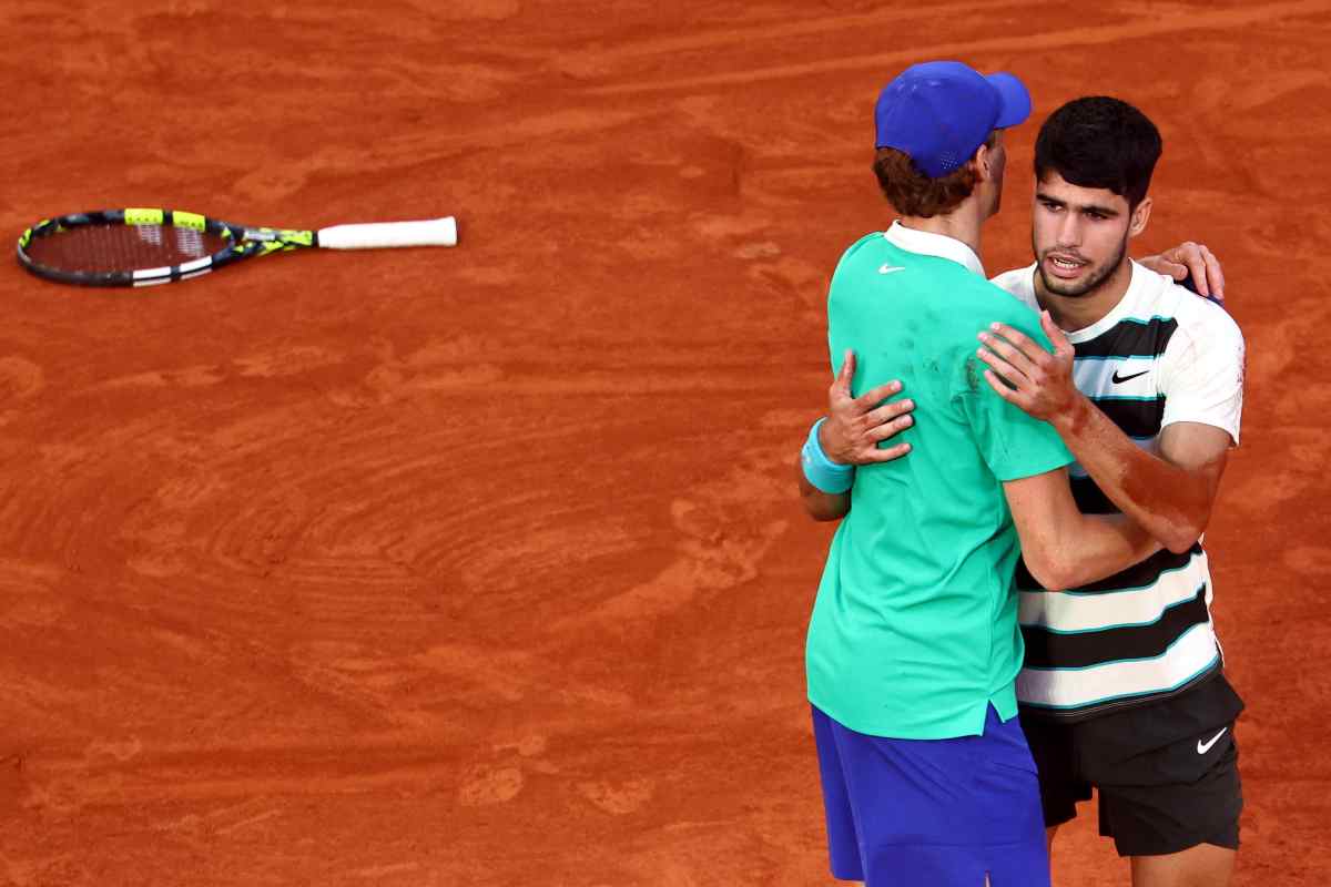 Sinner e Alcaraz si abbracciano in campo al termine della finale del Roland Garros 2025