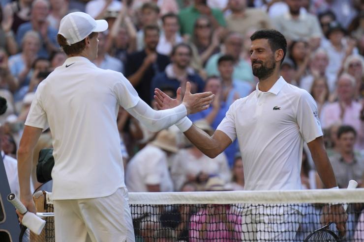 Sinner e Djokovic si salutano a Wimbledon