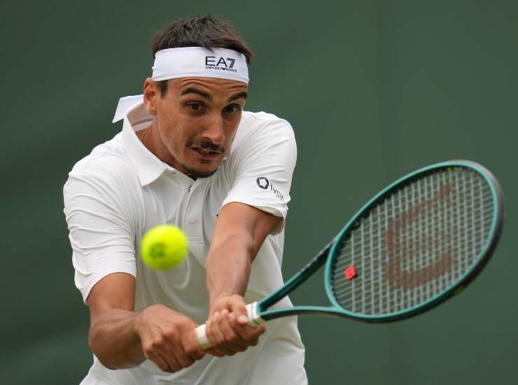 Il tennista torinese Lorenzo Sonego durante un match