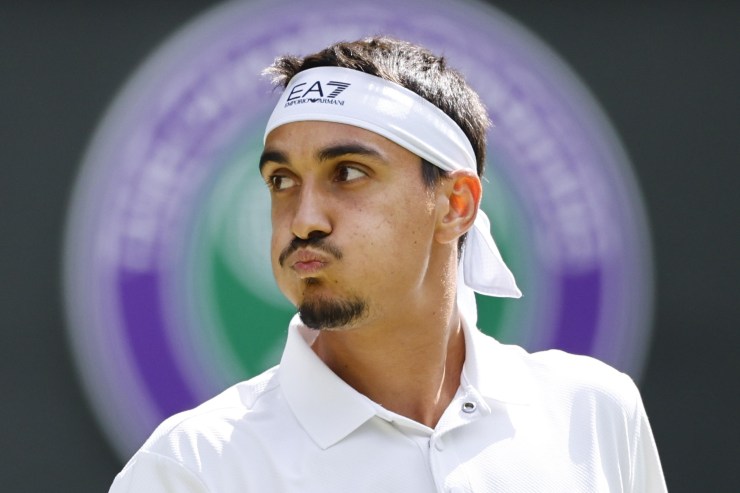 Lorenzo Sonego sbuffa durante un match a Wimbledon