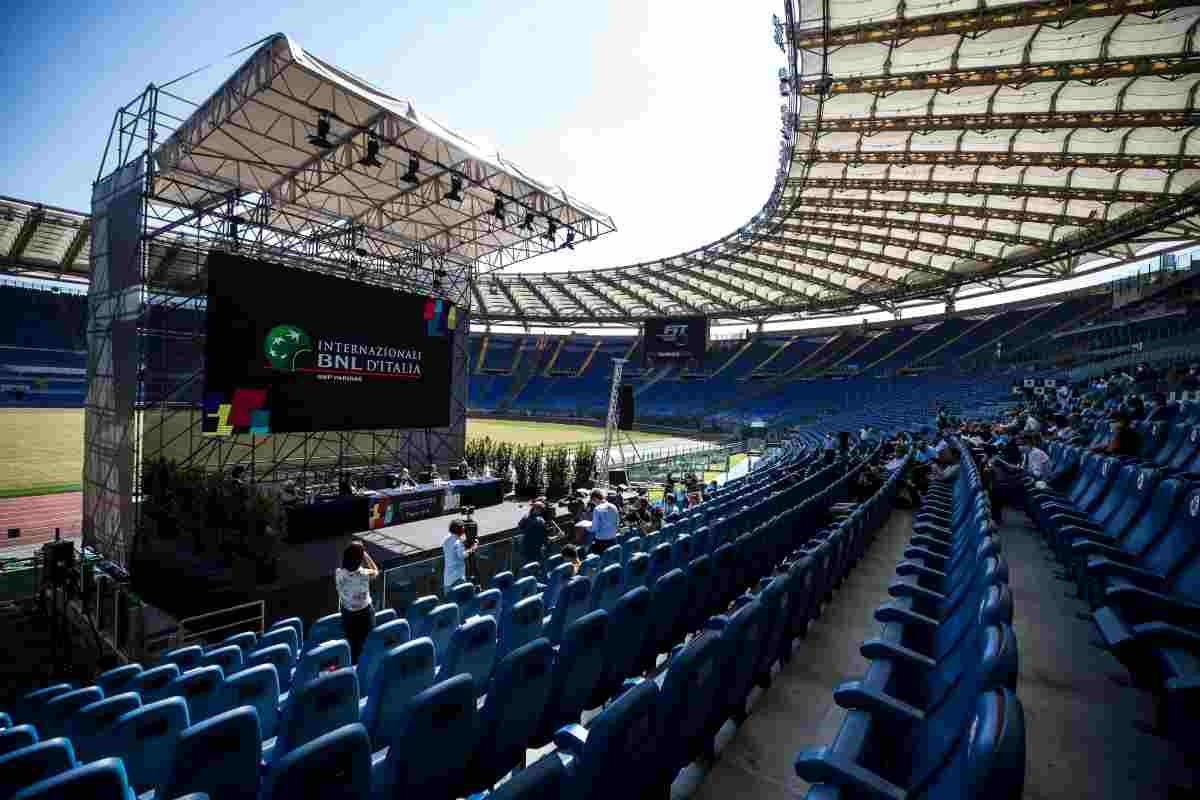 Interno dello Stadio Olimpico, dove è montato un palco