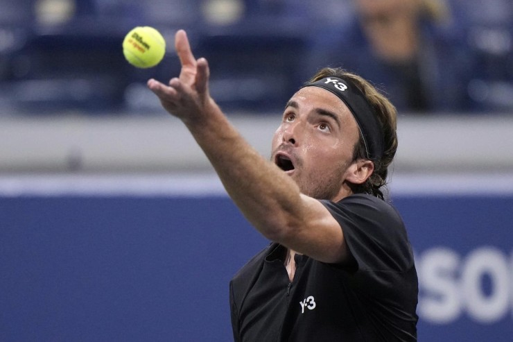 Stefanos Tsitsipas in procinto di lanciare la pallina per servire