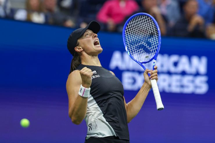 Iga Swiatek esulta con un urlo dopo una vittoria