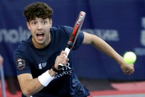 Agustin Tapia in azione durante un match di Padel