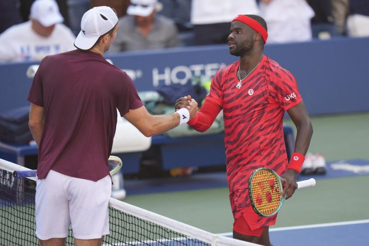 Frances Tiafoe stringe la mano a Struff dopo l'incontro