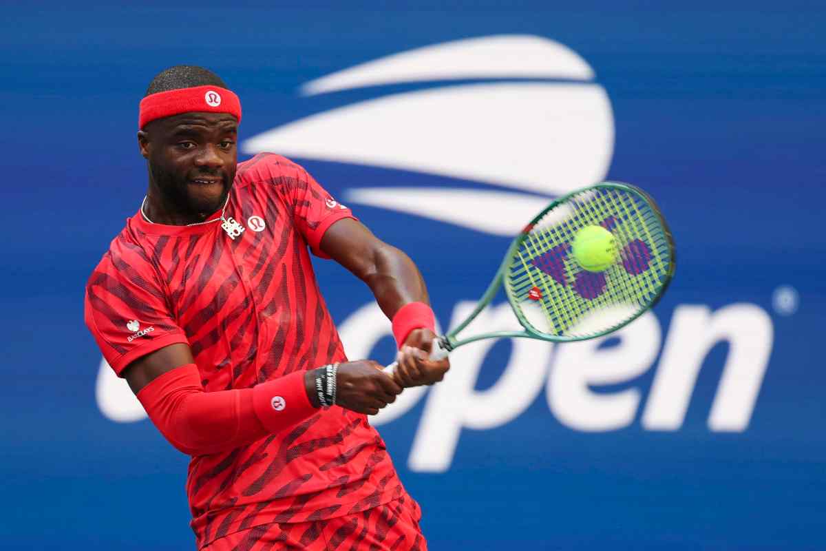 Tiafoe in azione con il rovescio durante un match allo US Open 2025