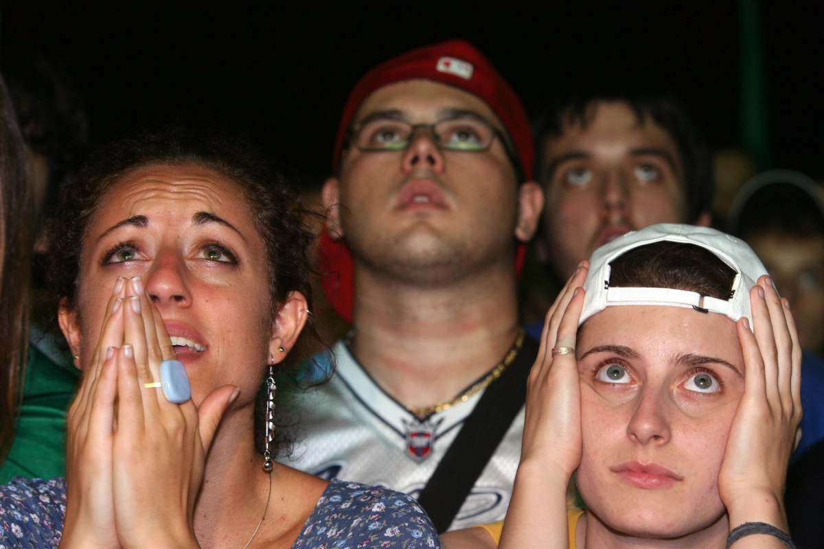 Tifosi affranti con le lacrime agli occhi