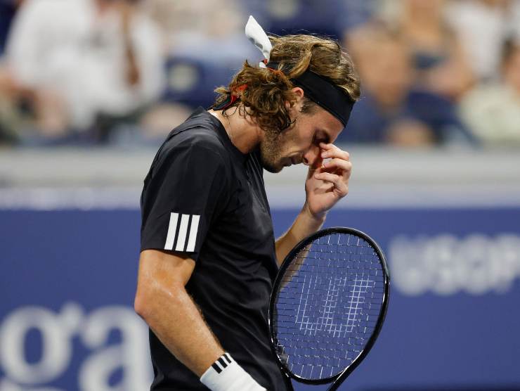 Stefanos Tsitsipas con lo sguardo basso e le dita tra gli occhi