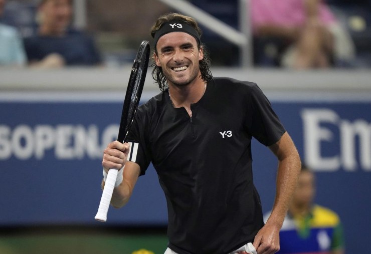 Stefanos Tsitsipas sorride dopo aver fatto un punto