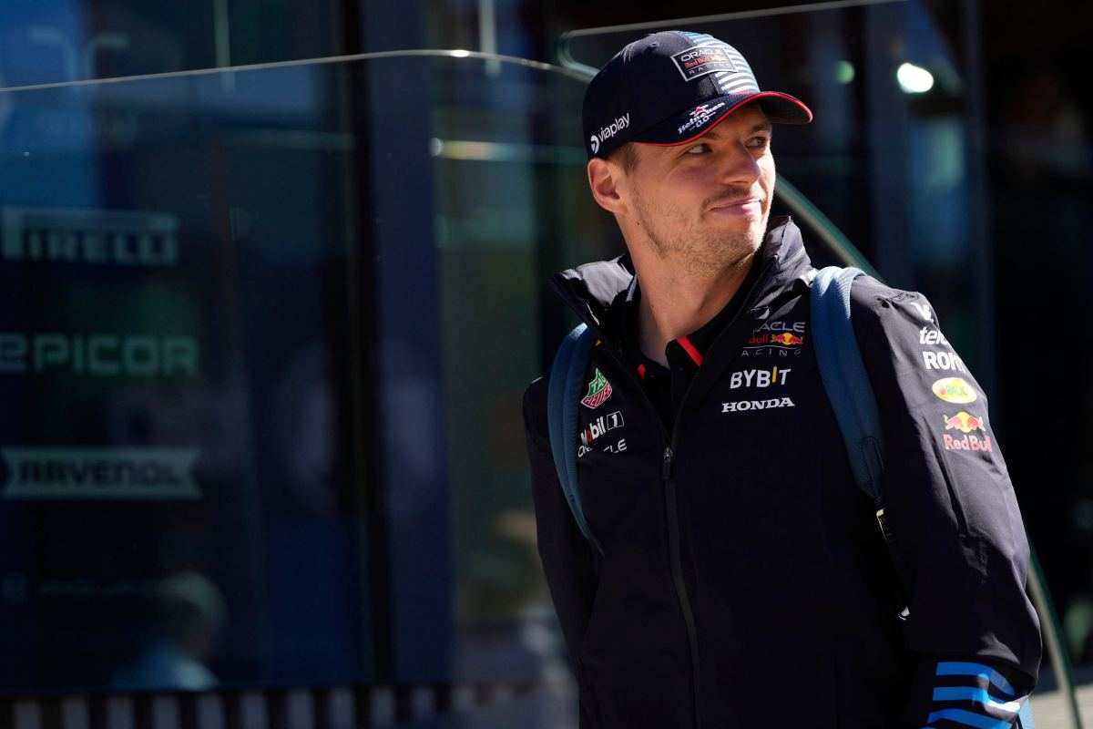 Verstappen cammina con un sorriso beffardo sul volto