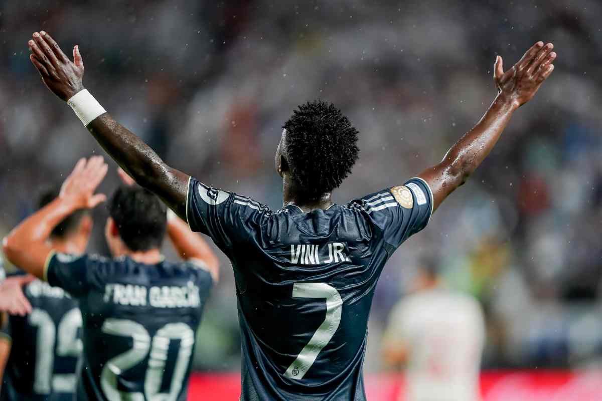 Vinicius, immortalato di spalle, esulta alzando le braccia al cielo