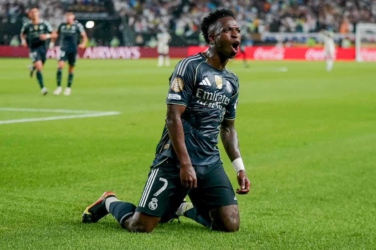Vinicius esulta scivolando sul prato verde dopo un gol