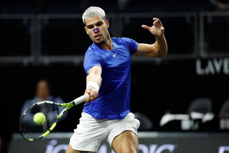 Carlos Alcaraz in azione alla Laver Cup