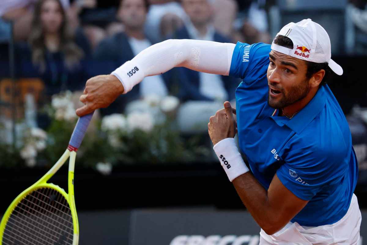 Berrettini colpisce la palla con lo smash