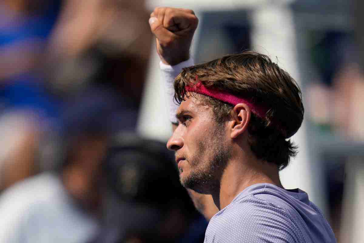 Flavio Cobolli esulta con il braccio alzato