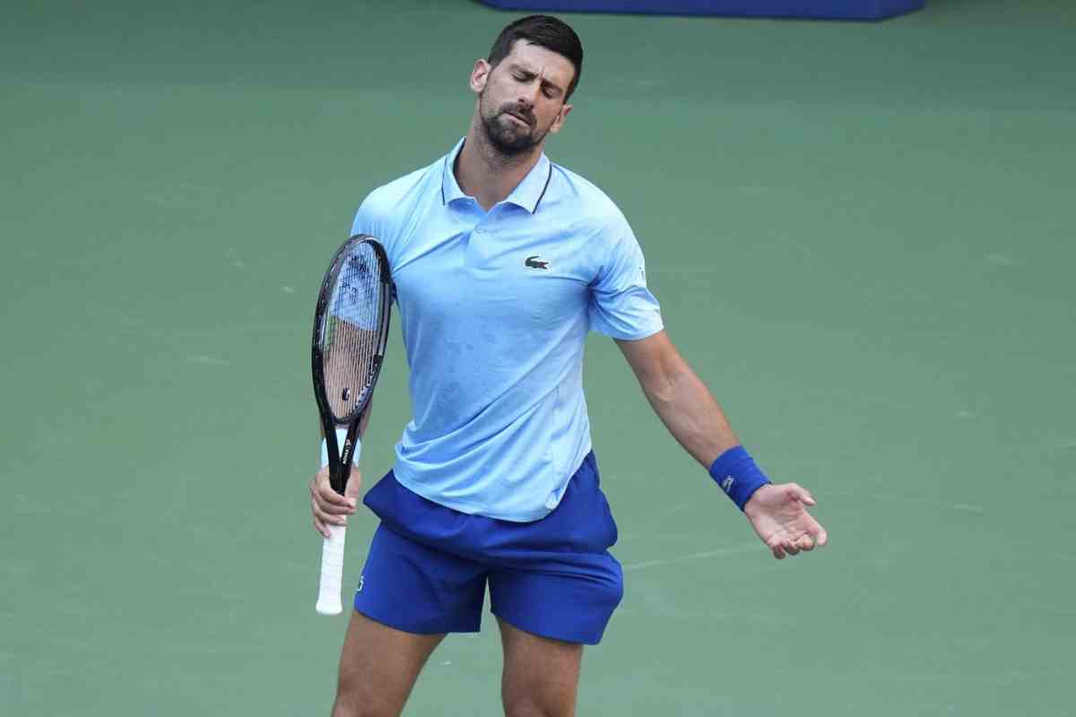 Novak Djokovic deluso in campo