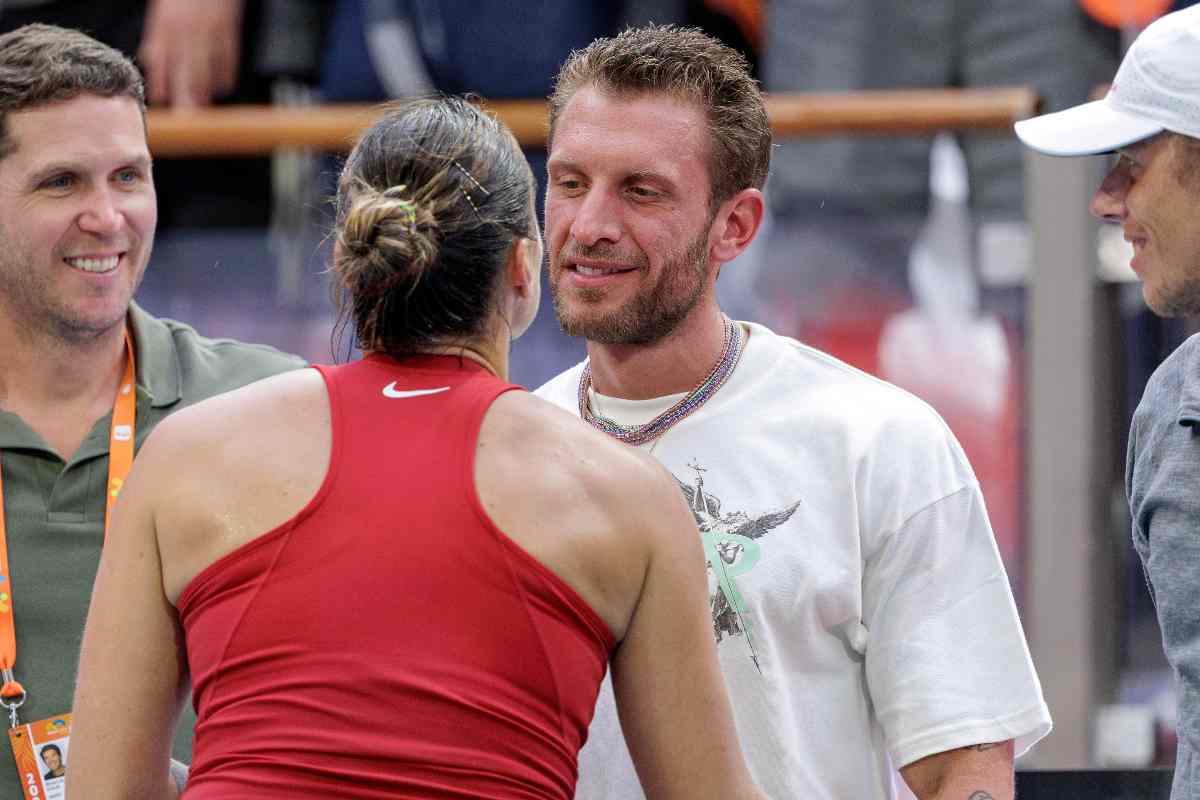 Georgios Frangulis con Aryna Sabalenka di spalle