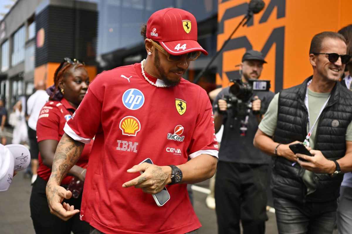 Lewis Hamilton nel paddock Ferrari