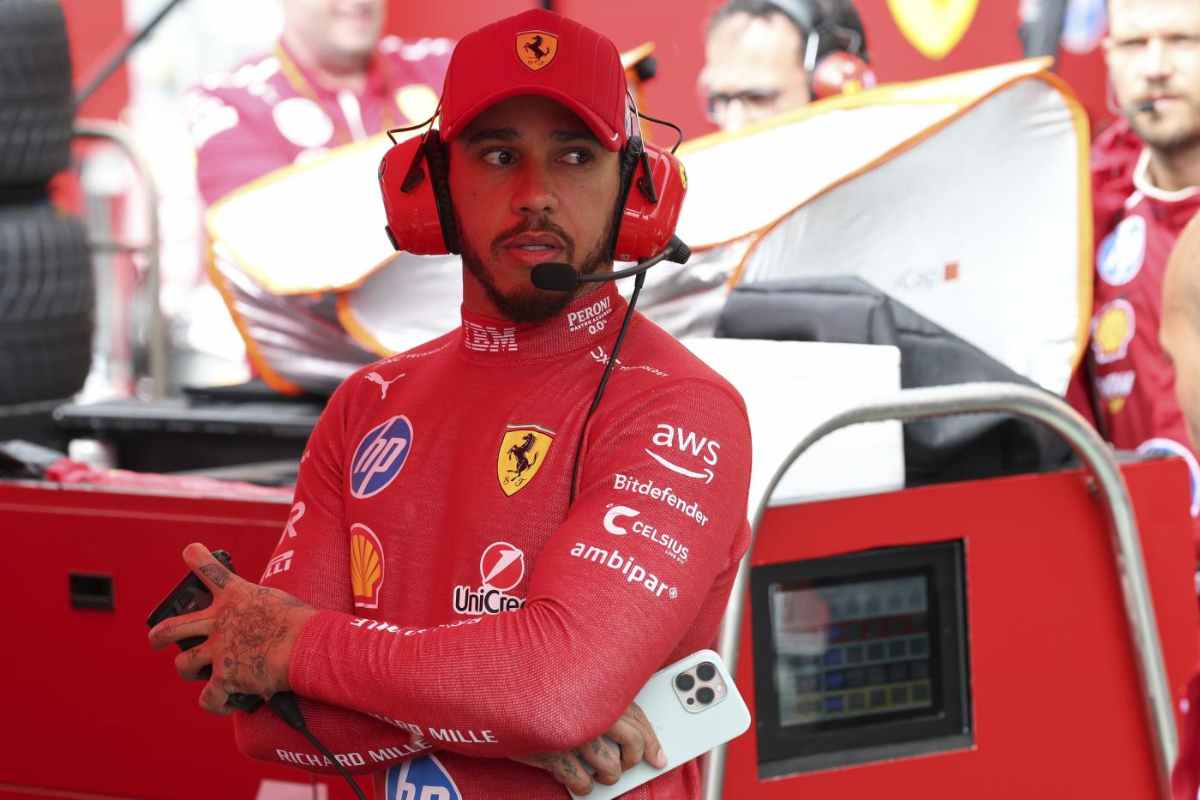 Hamilton con cuffie e cappellino della Ferrari
