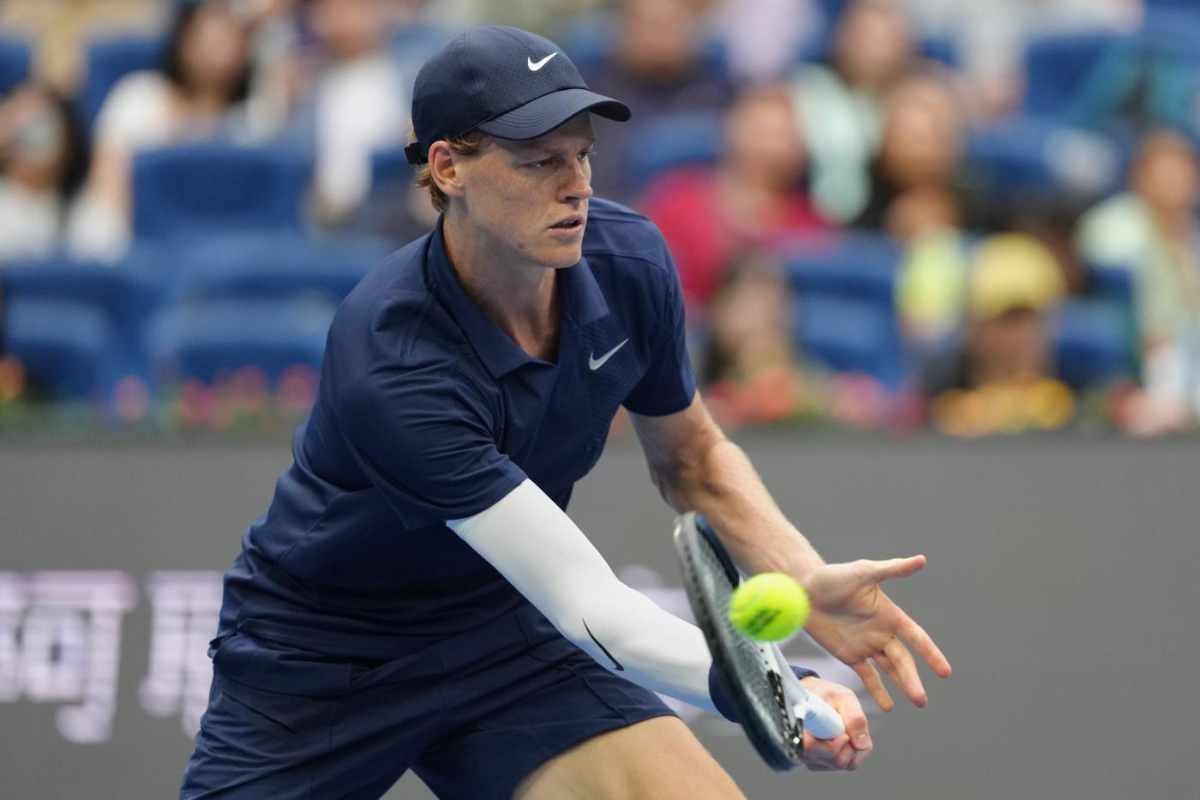 Jannik Sinner colpisce la palla a ridosso della rete