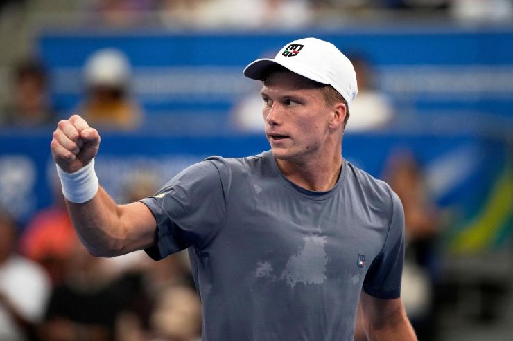 Jenson Brooskby esulta in campo