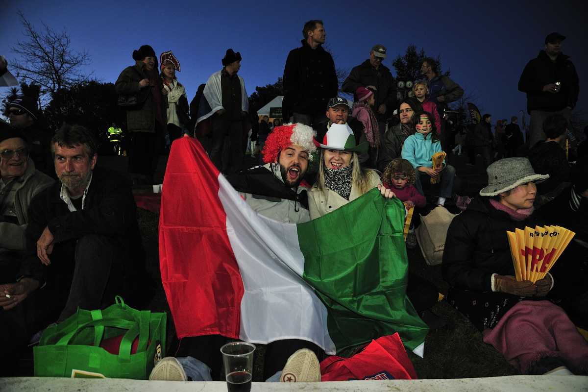 Tifosi italiani con la bandiera tricolore