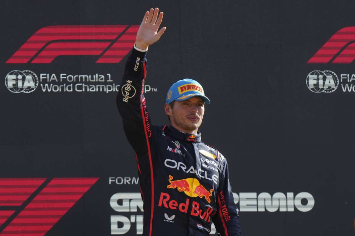 Max Verstappen esulta sul podio a Monza