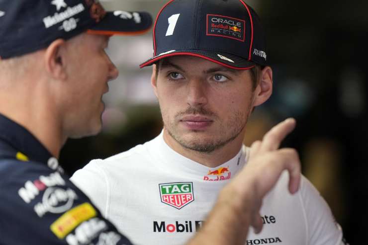 Max Verstappen parla con un ingegnere Red Bull
