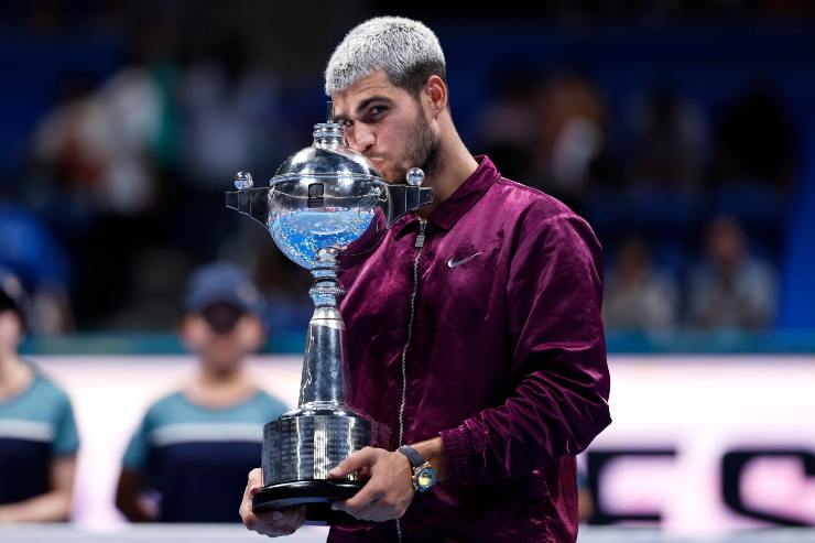 Carlos Alcaraz bacia il trofeo di Tokyo