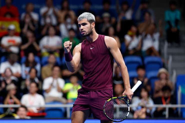 Carlos Alcaraz esulta dopo un punto