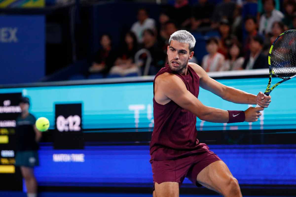 Carlos Alcaraz in azione con il rovescio al torneo di Tokyo