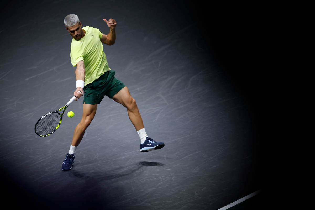 Alcaraz in azione col dritto al Rolex Paris Masters 