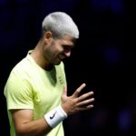 Alcaraz fa un cenno di stizza durante il match al Rolex Paris Masters 2025