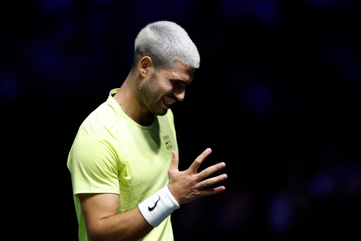 Alcaraz fa un cenno di stizza durante il match al Rolex Paris Masters 2025