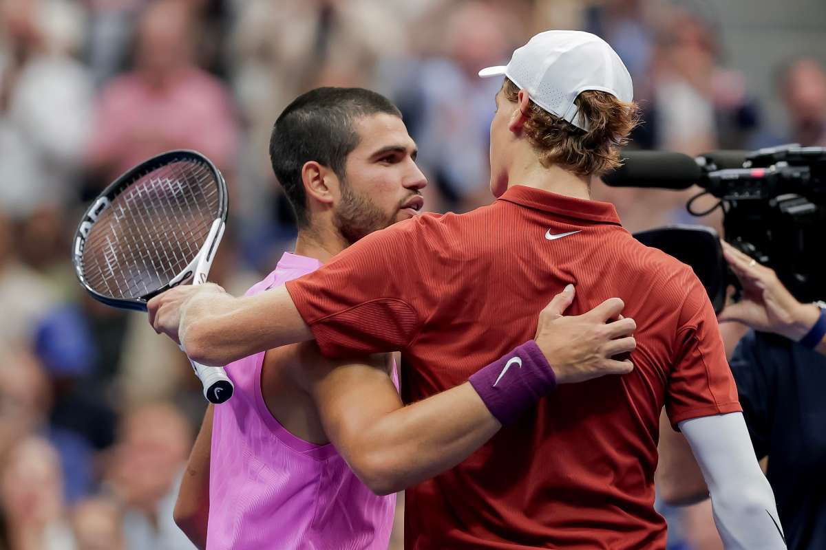 Alcaraz e Sinner si abbracciano a rete al termine della finale allo US Open
