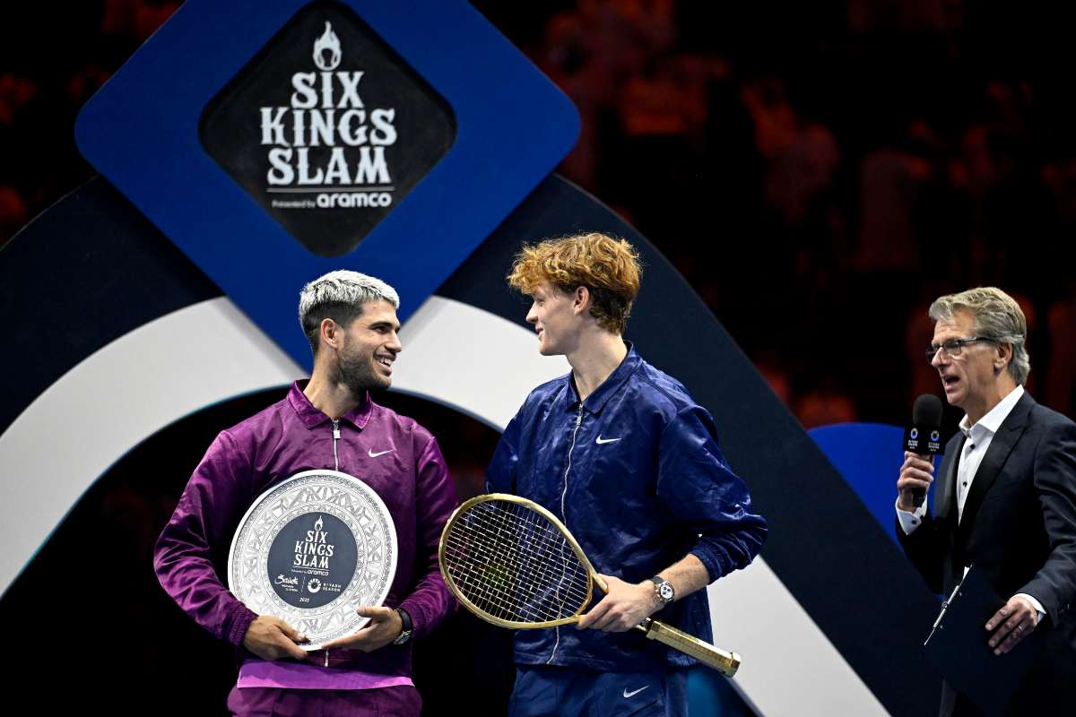 Sinner e Alcaraz sorridenti durante la premiazione al Six Kings Slam