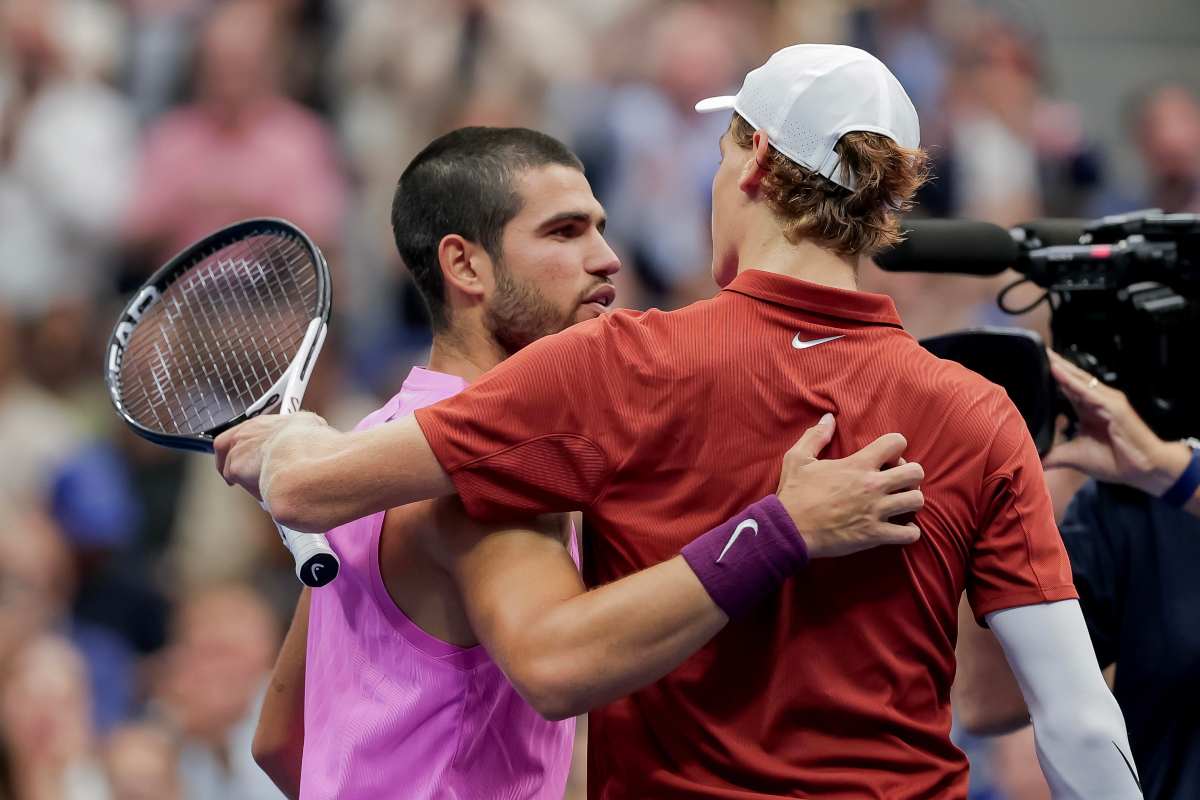 Alcaraz e Sinner si abbracciano