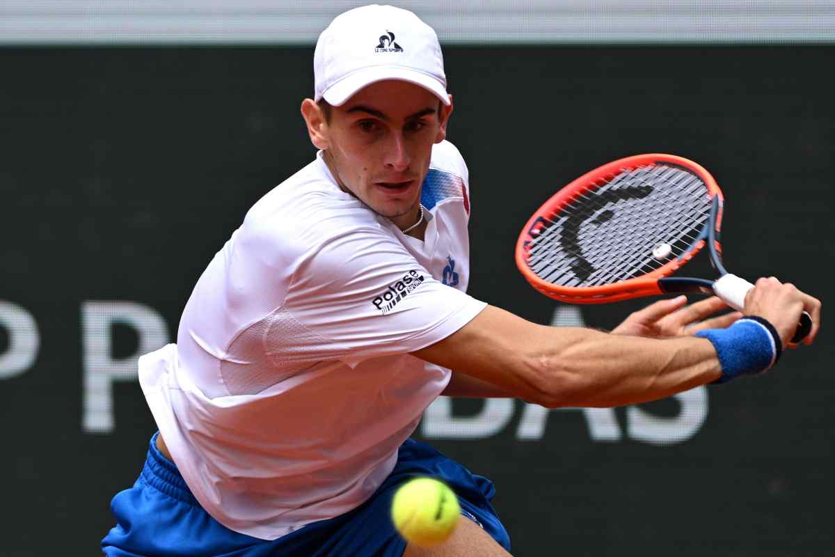 Matteo Arnaldi si appresta a colpire con il rovescio