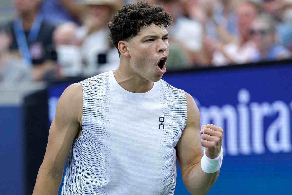 Ben Shelton esulta energicamente, urlando e facendo il pugno